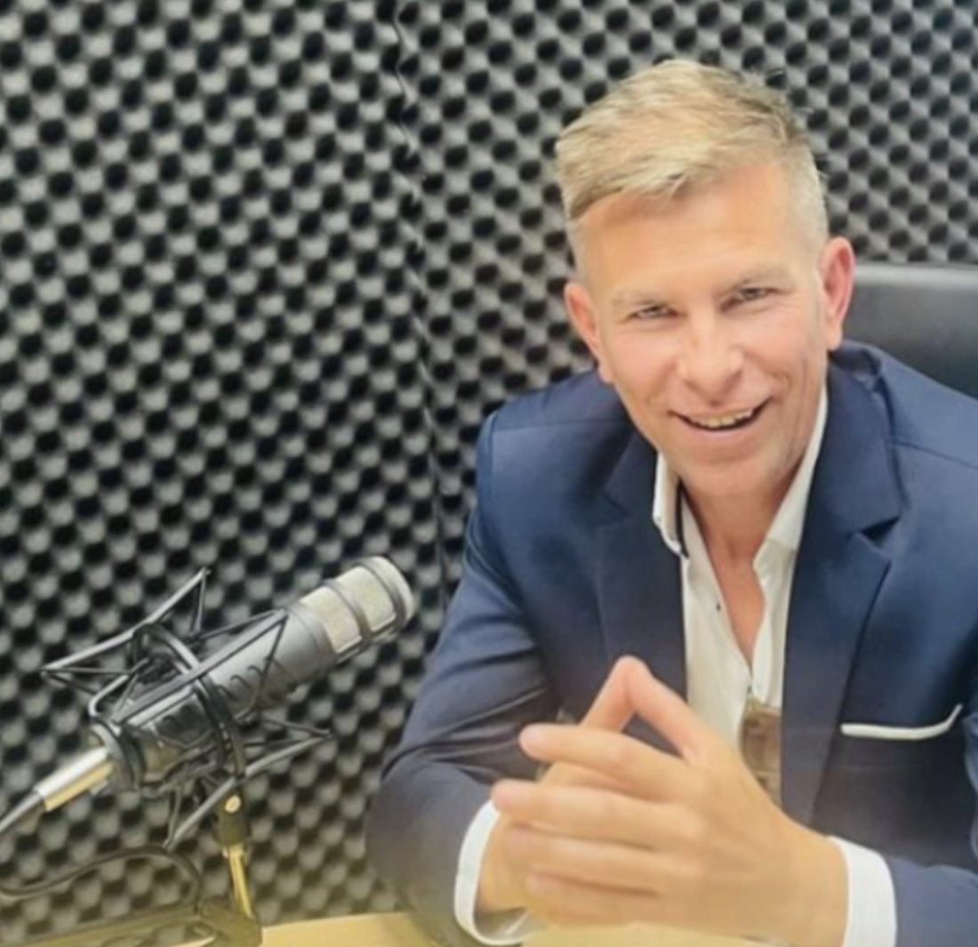 Geo Ivanov în studio, la microfon